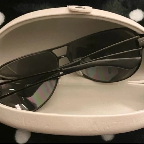 Diesel Aviators Black Sunglasses w/white case USED LIKE NEW MINOR SIGNS OF WEAR!